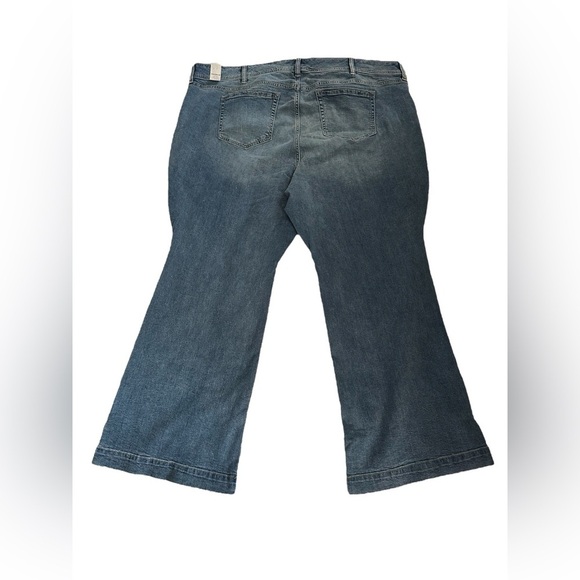 ⭐️NWT⭐️Torrid Flared Leg Blue Medium Wash Denim Jeans Womens Plus Size 28R - Picture 2 of 9